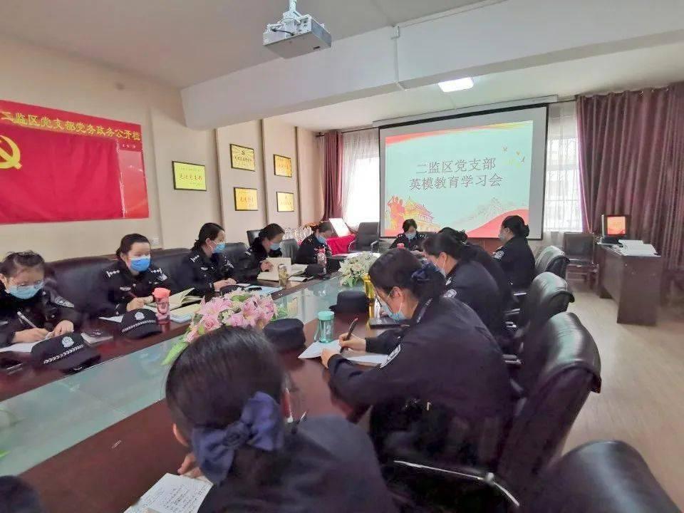 上升的五彩石